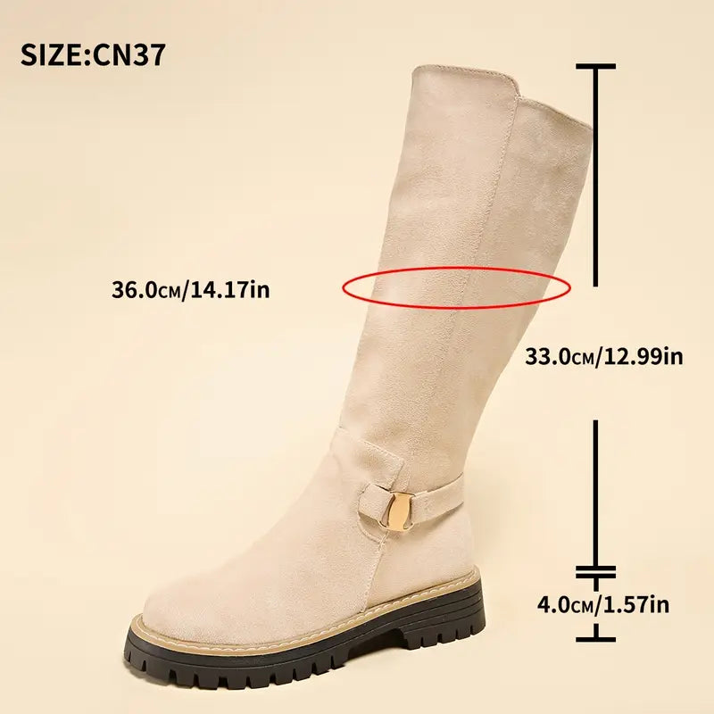 Beiger Stiefel mit Maßangaben zu Schafthöhe, Schaftweite und Absatzhöhe als Größenhilfe.