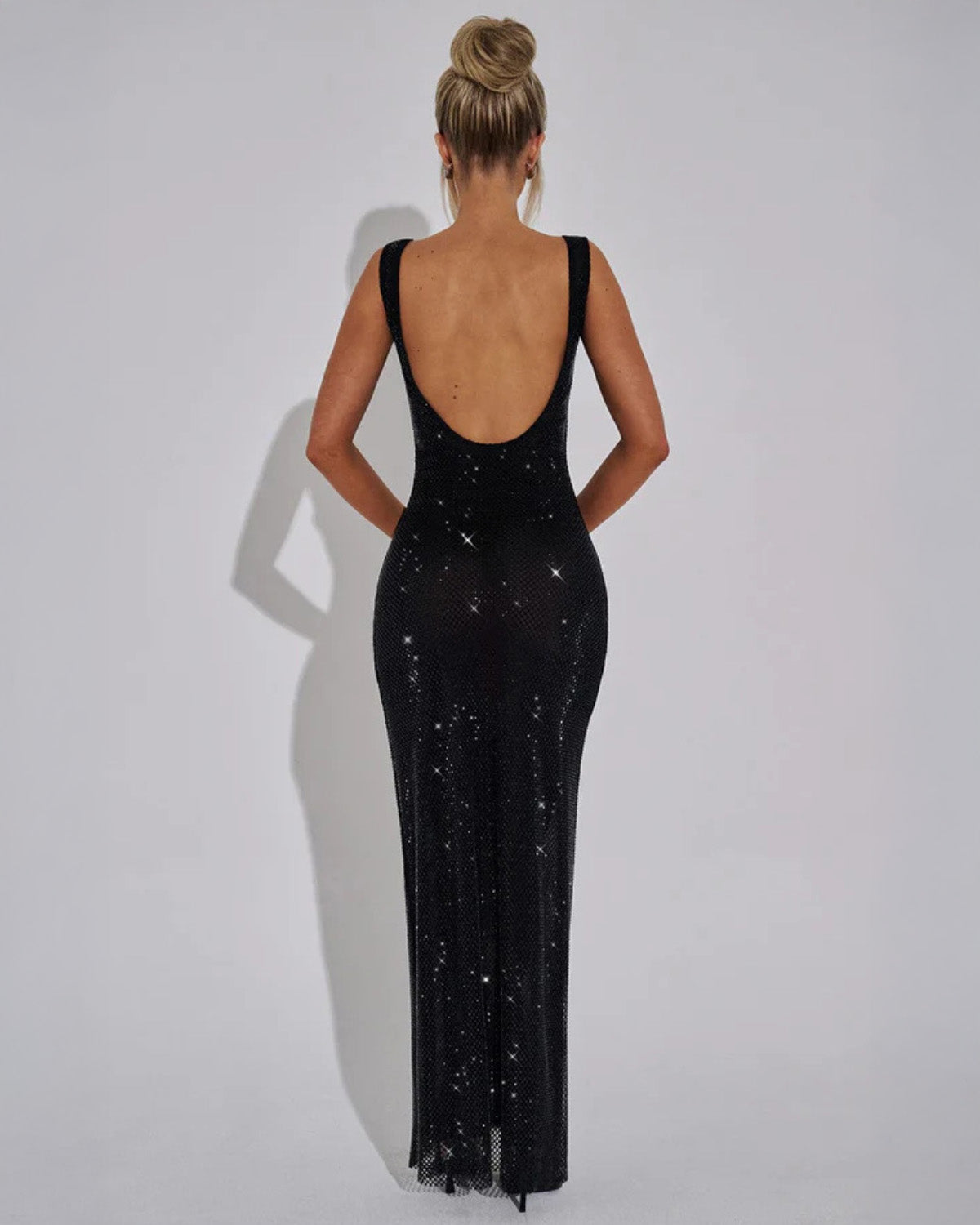 Rückansicht des schwarzen Strasskleids mit tiefem Rückenausschnitt und schmal zulaufender Silhouette.