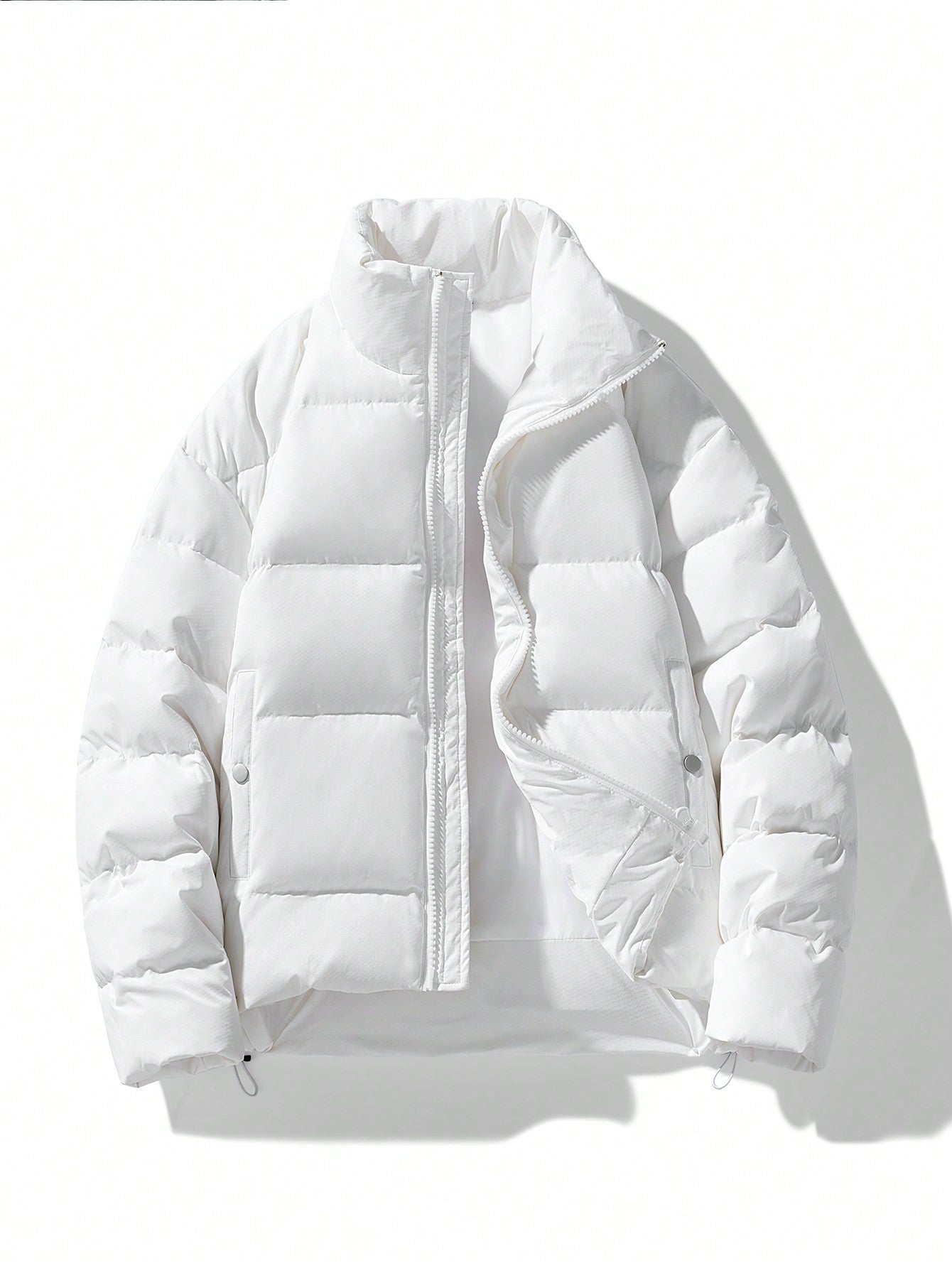 Weiße Daunenjacke, gesteppt, mit Reißverschluss, Wintermode, warm, isoliert, Unisex-Design.