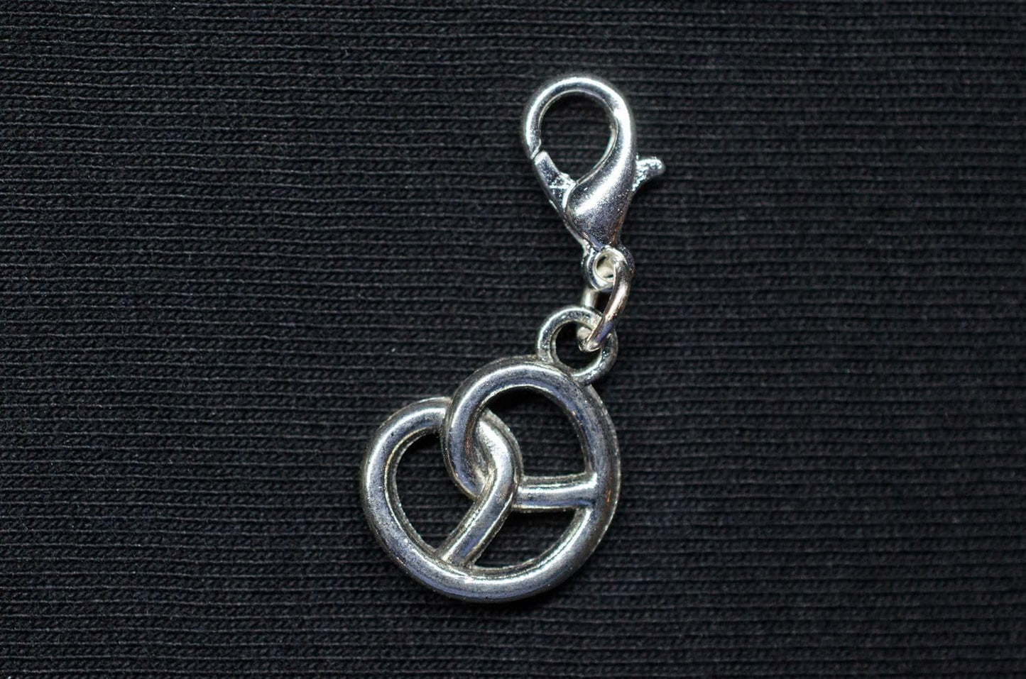Brezel Charm Anhänger – SilberBrezn Oktoberfest 2026
