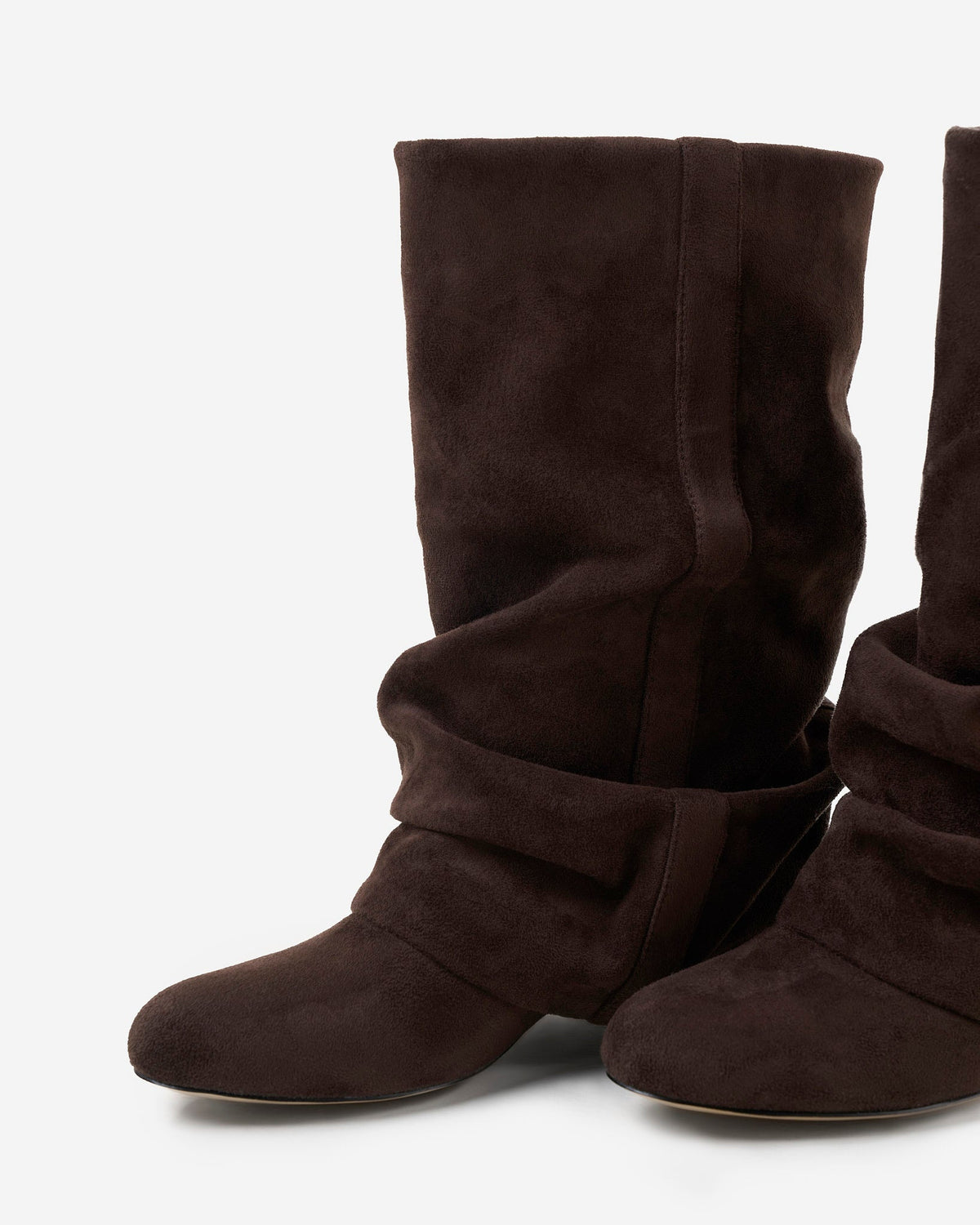 Dunkelbraune Stiefel schräg von vorn mit Raffungen am Schaft, Naht und abgerundeter Spitze.