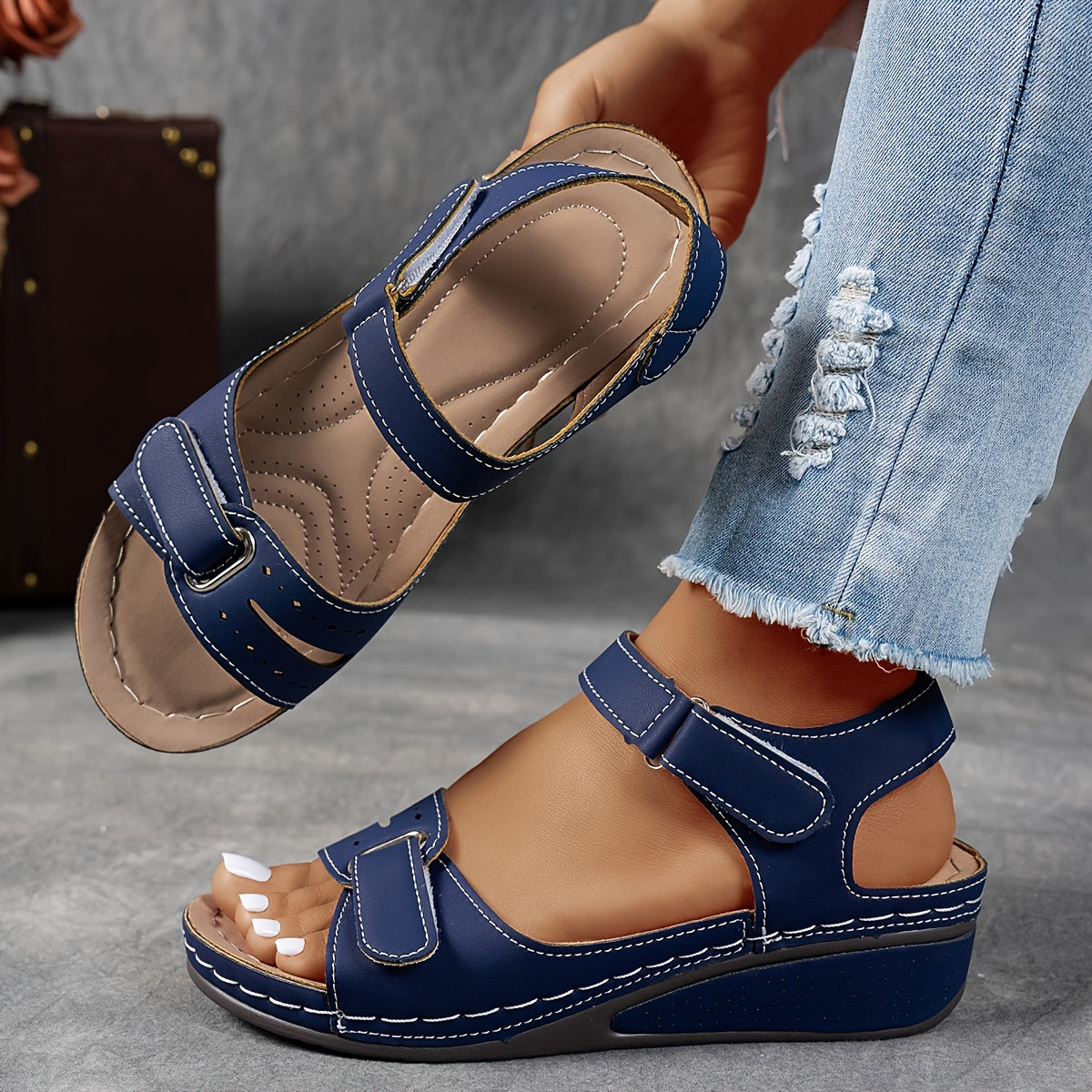 Blaue Keilsandalen mit Klettverschlüssen und gepolstertem Fußbett