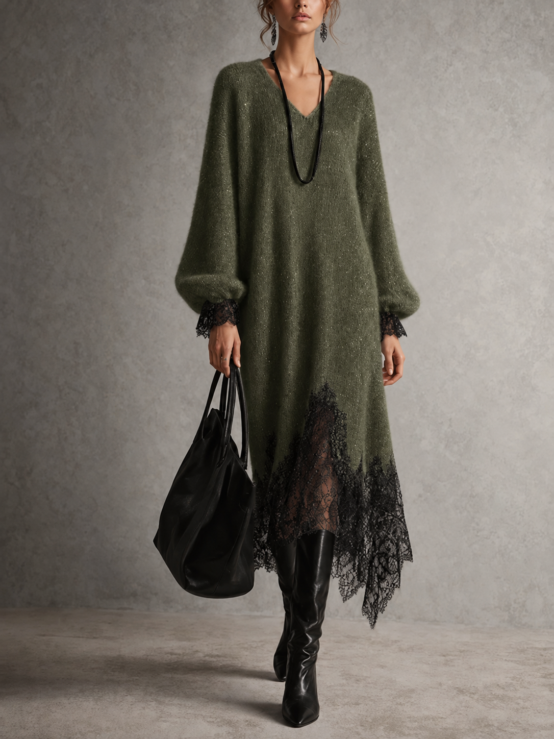 Strickkleid in Olivgrün mit schwarzer Spitze an Saum und Ärmeln, Model in schwarzen Stiefeln, Frontansicht 10
