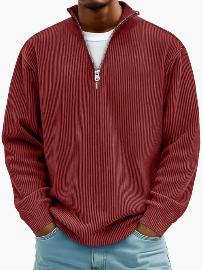 Gerippter Pullover in Weinrot mit Stehkragen und Viertelreißverschluss, von einem Model in lockerer Passform getragen.