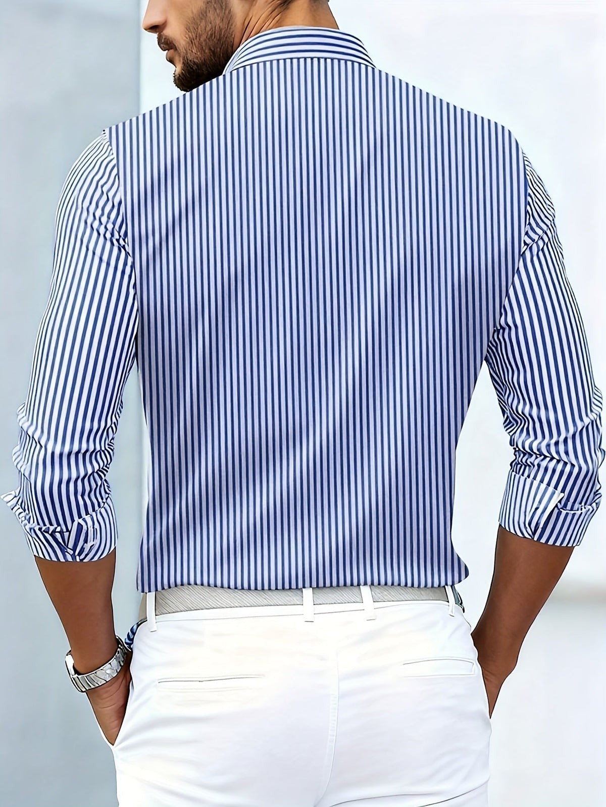 Blau-weiß gestreiftes Herrenhemd mit eingetragenem Look, Rückansicht am Model getragen