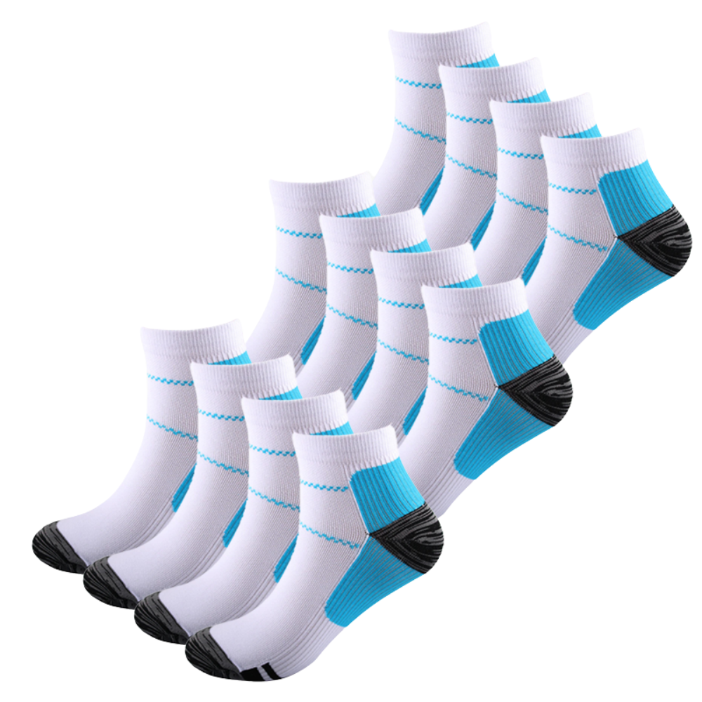 Zwölf weiße Kurzsocken mit blauen Akzenten und dunklen Verstärkungen in drei gestaffelten Gruppen.