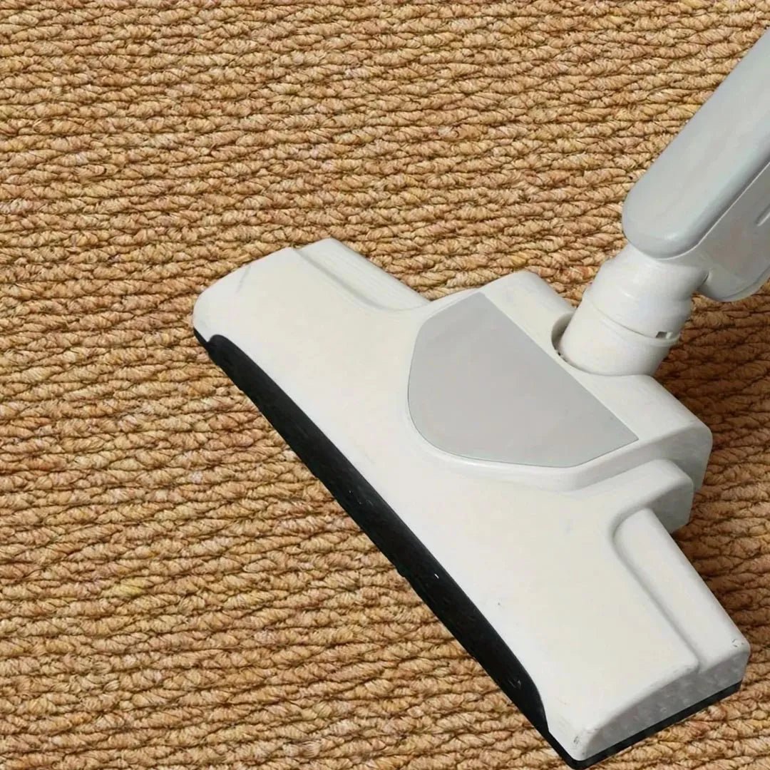 Staubsaugerdüse reinigt die braune Schlingenflor-Oberfläche der Matte in der Nahaufnahme 8