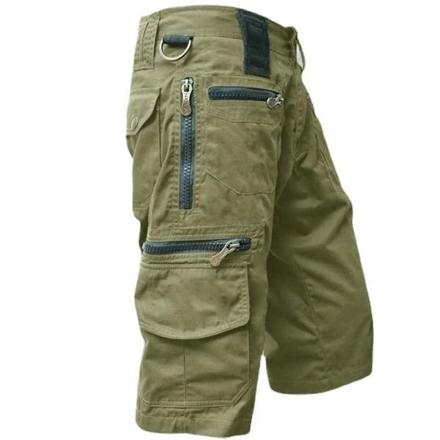 Seitenansicht der Cargo-Shorts in Olivgrün mit Reißverschlusstaschen, Klappentasche und Metallring am Bund 4