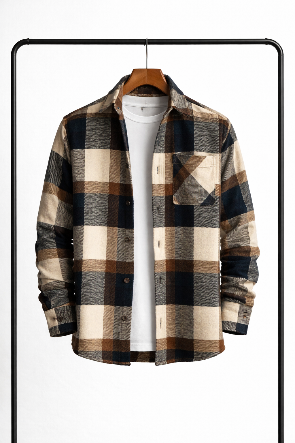 Braun-beige-dunkelblau kariertes Herrenovershirt am Bügel, offen über einem weißen T-Shirt, Vorderansicht mit Brusttasche und Knopfleiste.
