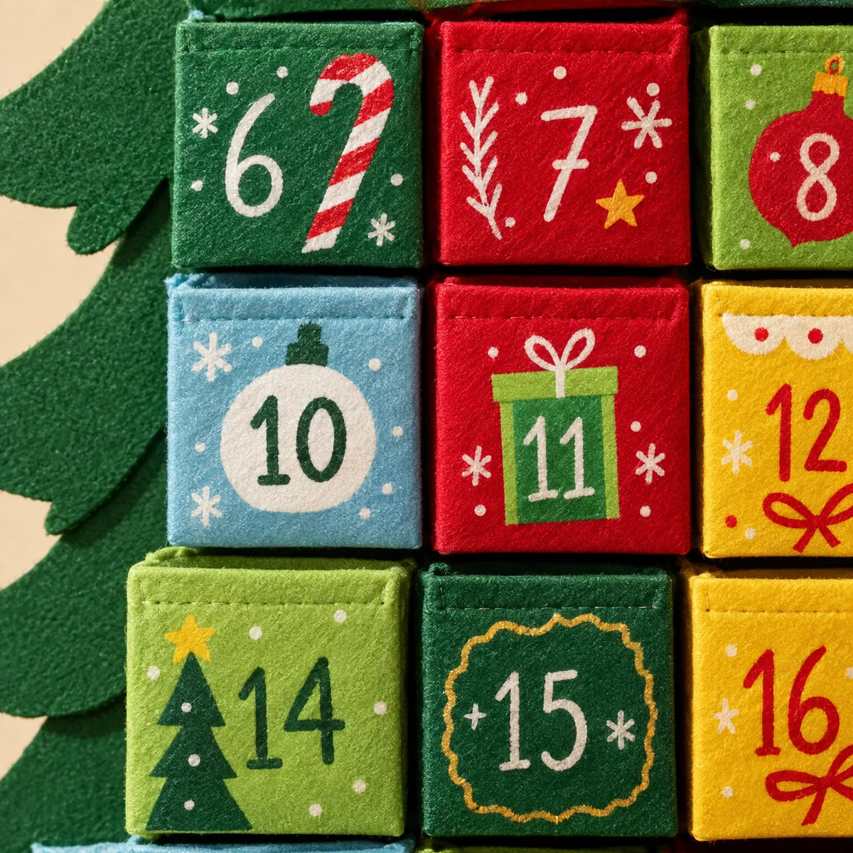 Nahaufnahme mehrerer bunter Filzfächer des Adventskalenders mit aufgedruckten Zahlen und winterlichen Motiven, die Filzstruktur und Nähte sind gut erkennbar. 3