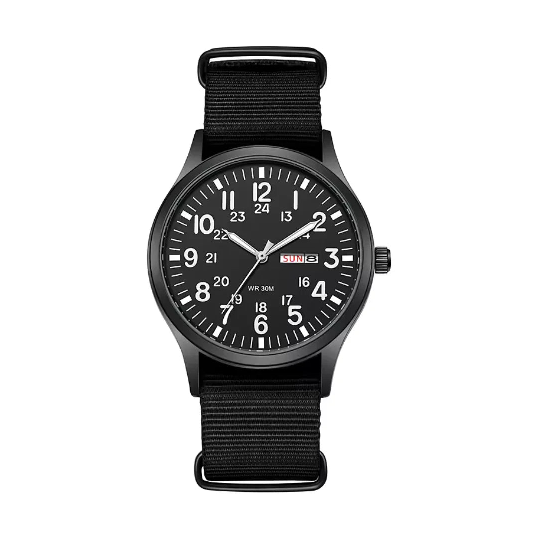Herrenuhr im Feldstil mit schwarzem Zifferblatt und schwarzem Stoffarmband von vorn.