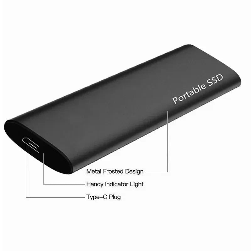 Schwarze externe Festplatte in Detailansicht mit mattem Metallgehäuse, Kontrollleuchte und USB-C-Anschluss.