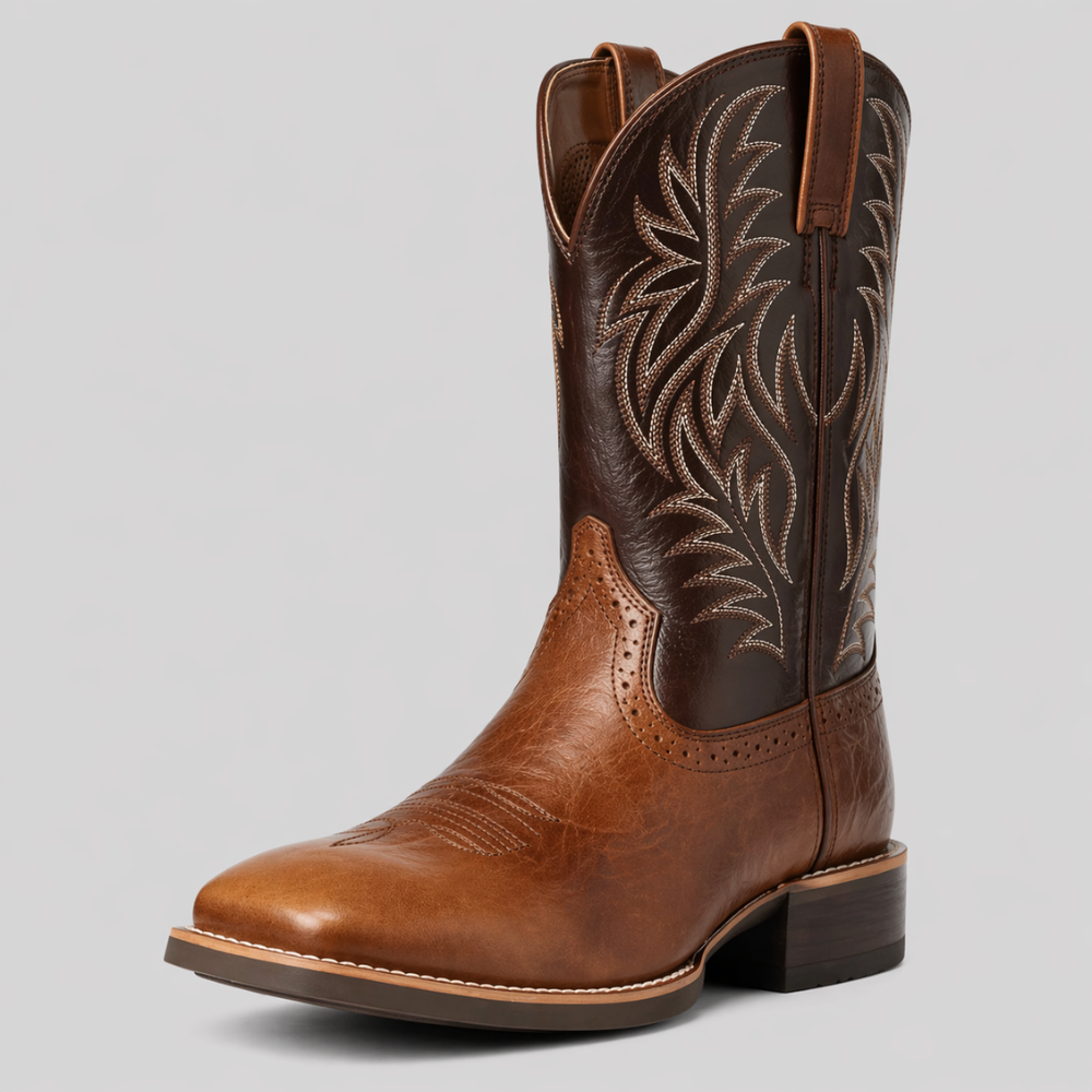 Westernstiefel in Braun, Schrägansicht, mit dunklerem Schaft, Zierstickerei und genähtem Muster auf der Kappe 2