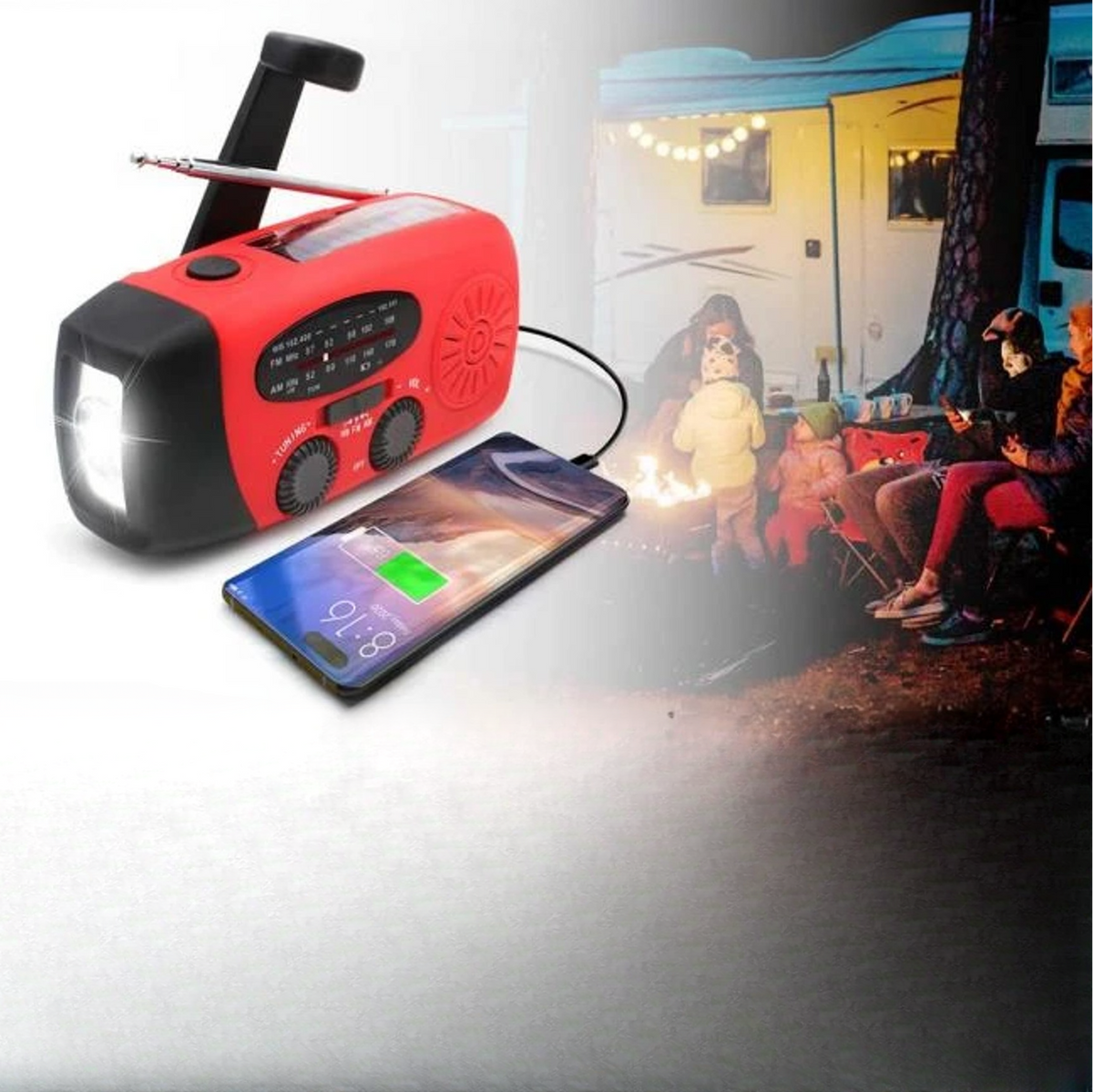 Rotes Radio lädt ein Smartphone, daneben sitzen Menschen abends am Lagerfeuer vor einem Wohnmobil 4