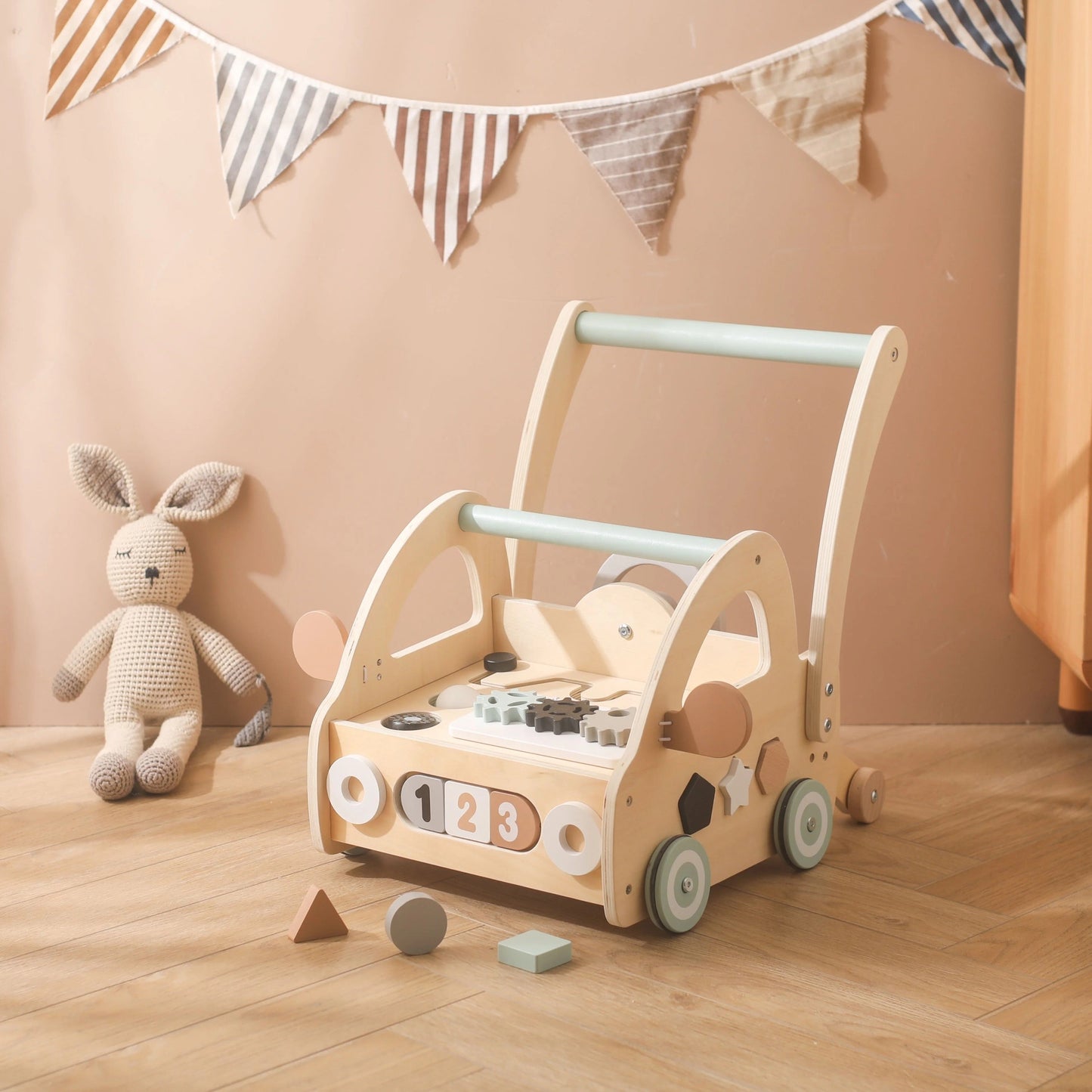 Lauflernwagen aus Holz mit Montessori-Spielteilen und Spiegeln