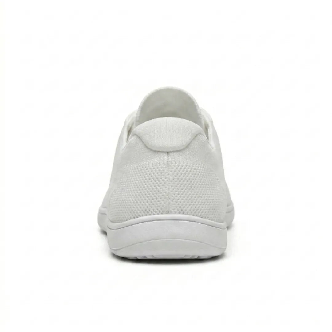 Weißer Mesh-Sneaker von hinten mit Fersenpartie, Fersenlasche und flacher weißer Sohle. 45