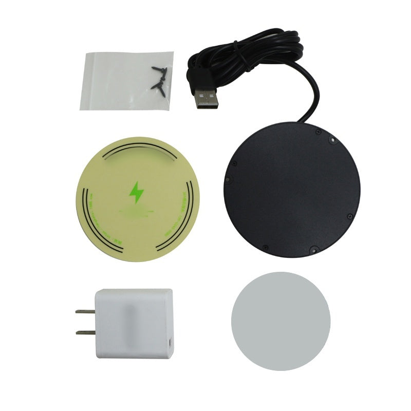 Lieferumfang mit Ladescheibe, USB-Kabel, Schrauben, Ladeaufkleber, Klebepad und Netzteil.