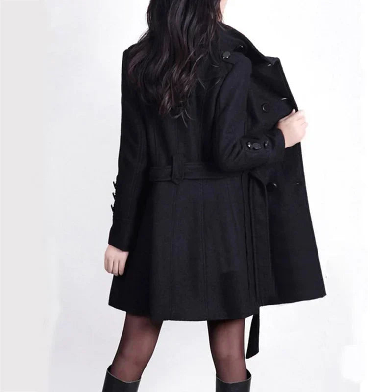 Damen Wintermantel schwarz mit Gürtel, modische Jacke, eleganter Stil, Herbst-Wintermode.