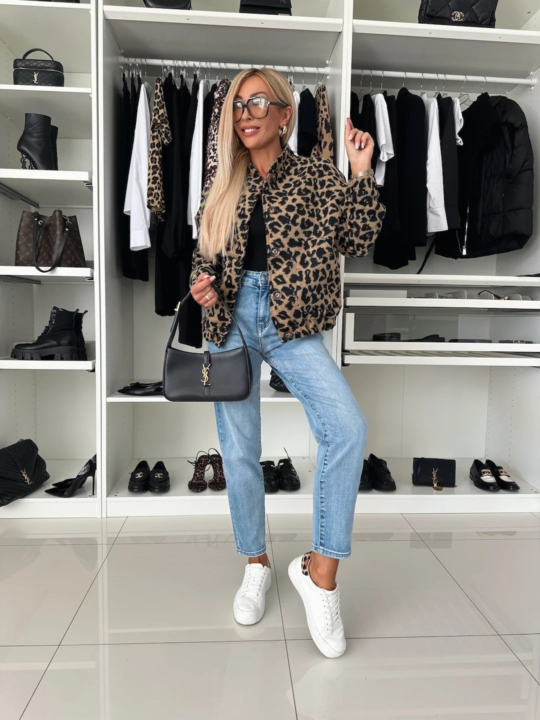 Leopardenprint-Jacke in Schwarz und Braun in Ganzkörperansicht mit Jeans, weißen Sneakern und schwarzer Handtasche.