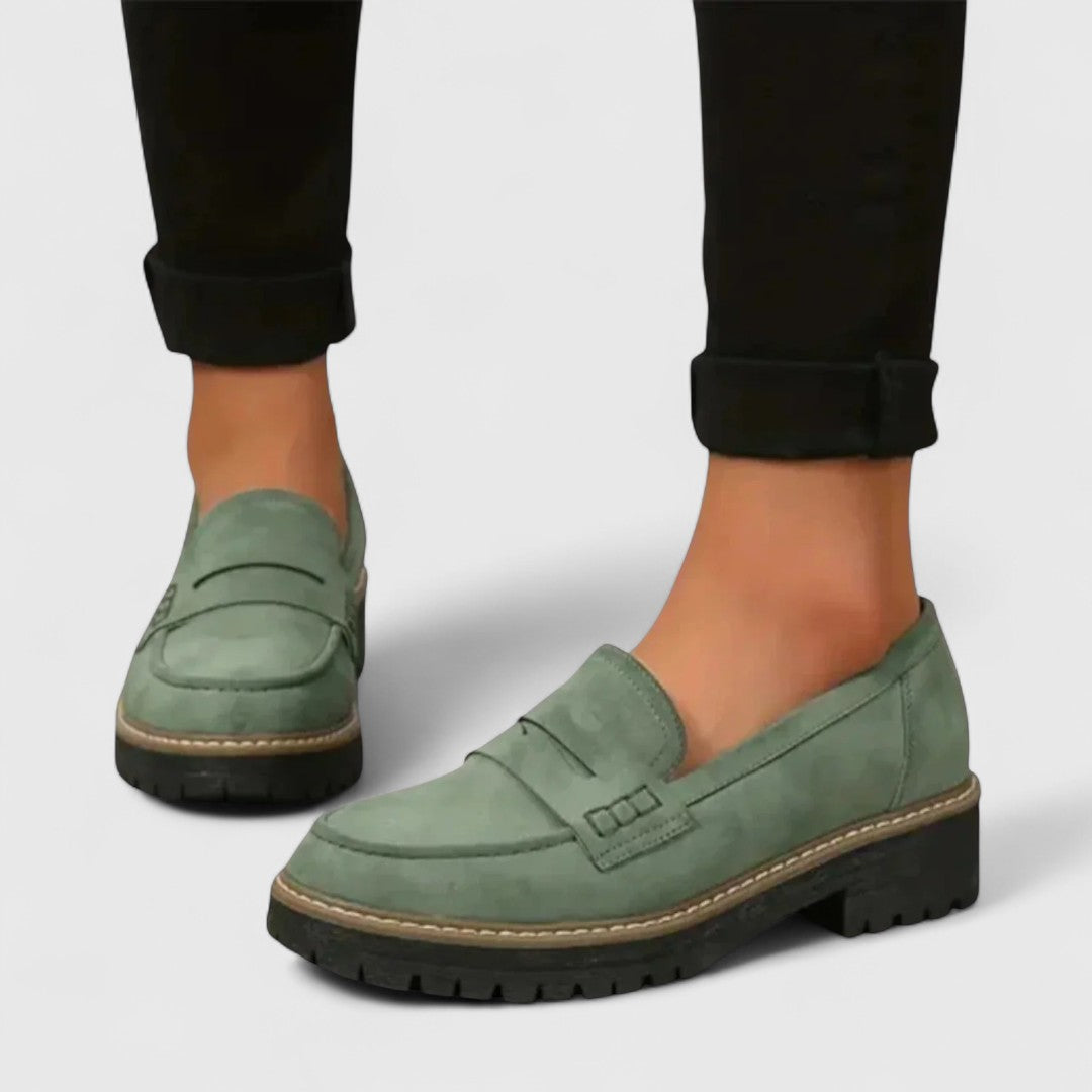 Grüne Loafer in Veloursoptik, getragen zu schwarzer Hose mit umgeschlagenem Saum 6