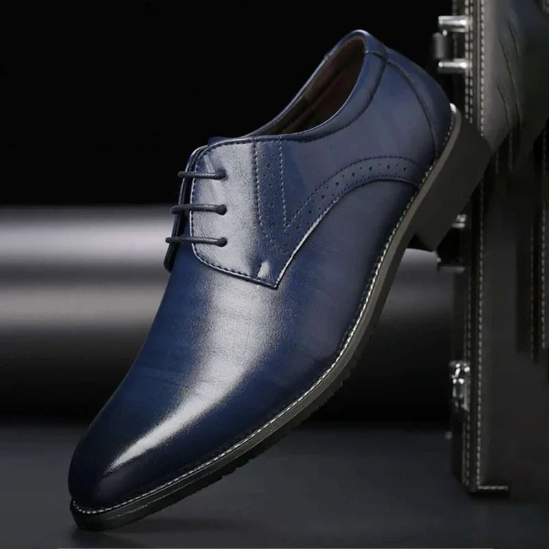 Herrenschuhe mit geschlossener Schnürung in Braun mit Brogue-Lochmuster, detail