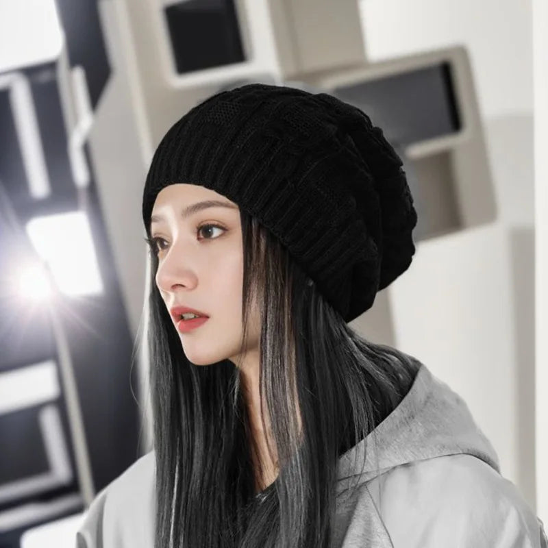 Frau mit schwarzer Strickmütze, grauem Hoodie, modernes Design, Wintermode Accessoire.