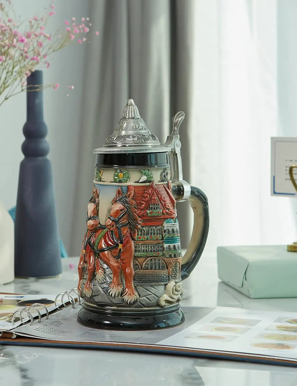 Bierkrug mit Relief & Zinndeckel (0,8 L) – GaudiKrug Oktoberfest 2026