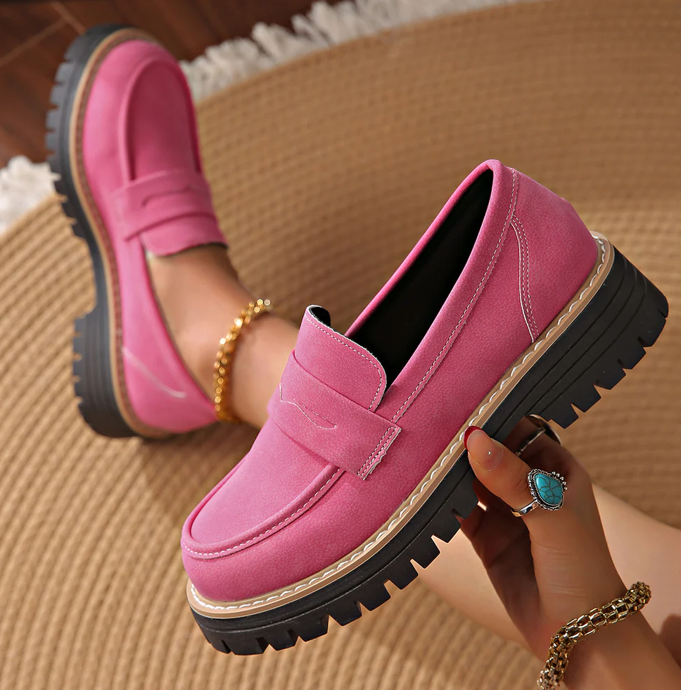 Pinke Loafer, ein Schuh wird in der Hand gehalten und zeigt Innenfutter und Sohlenprofil.