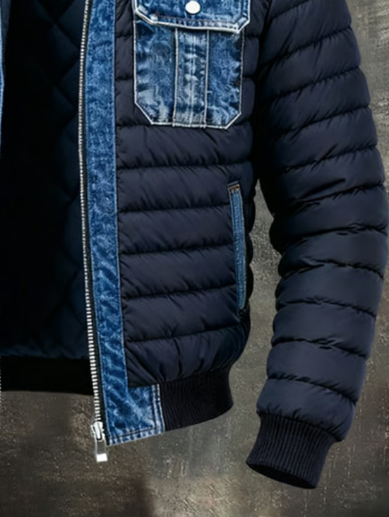 Detail der blauen Herrenjeansjacke mit Reißverschluss, Eingrifftasche und geripptem Saum
