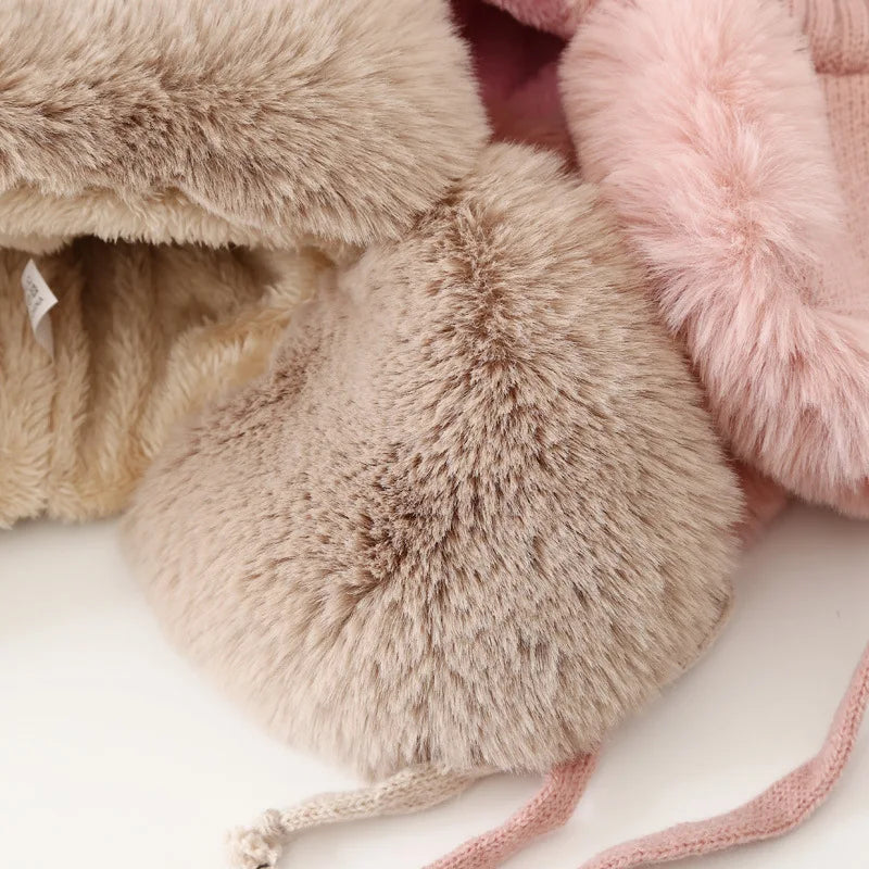 Beige und rosa Kunstfellmützen, weich, warm, Winteraccessoires, modisch, Damenbekleidung.