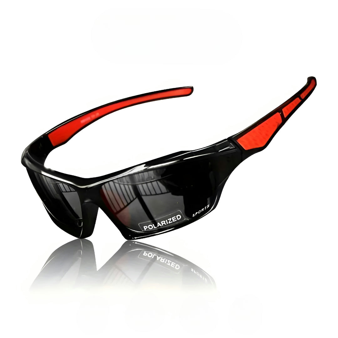 Schwarze Sportbrille mit dunklen Gläsern und roten Bügelakzenten, freigestellt auf weißem Hintergrund mit Spiegelung 15