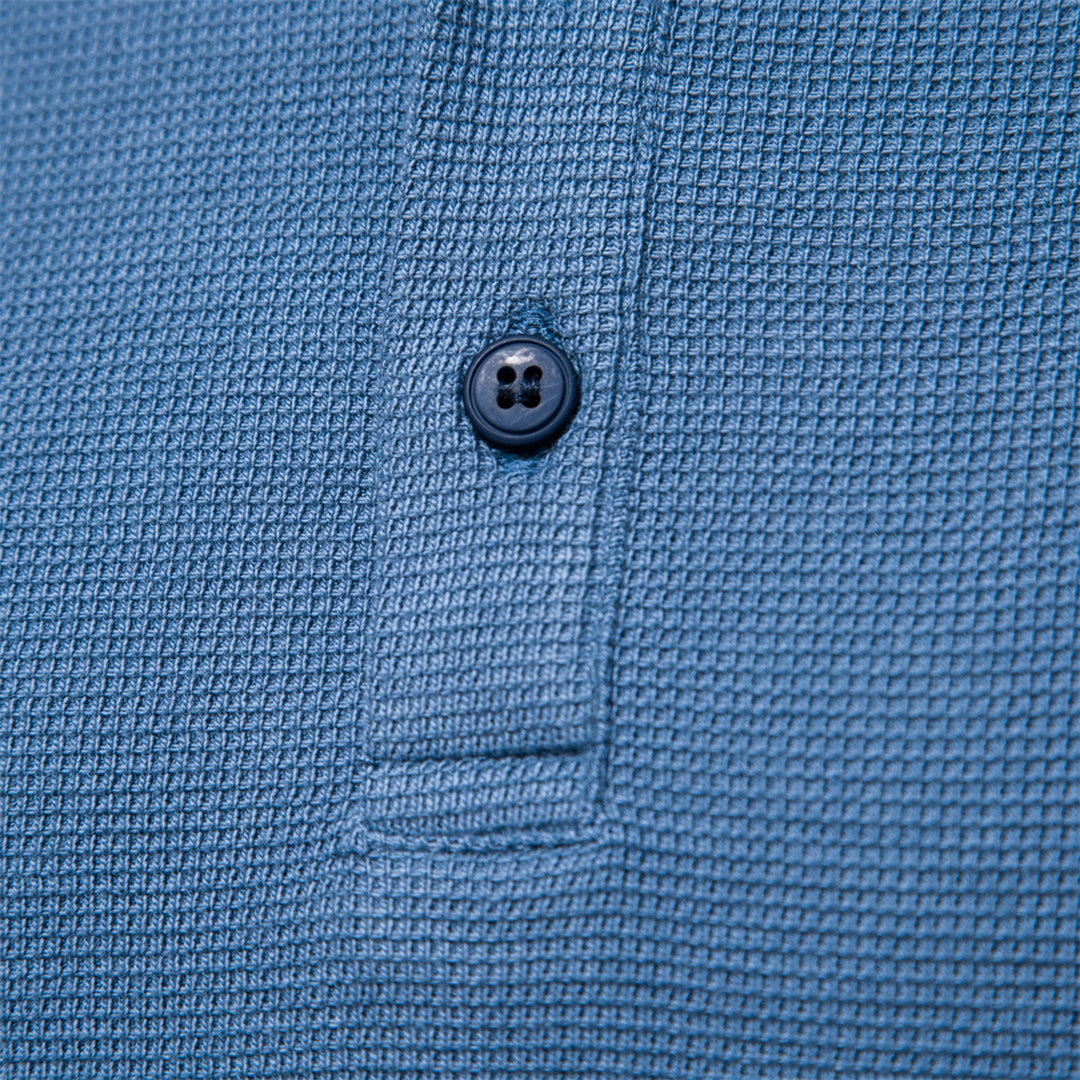 Blaues Polohemd aus Baumwolle mit Knopfleiste, strukturierter Stoff, Herrenmode.
