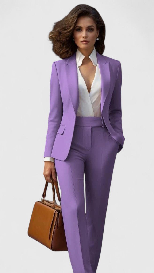 Das Set in sanftem Flieder, Blazer mit Klappentaschen und Hose mit geradem Bein, kombiniert mit weißer Bluse und brauner Handtasche. 9