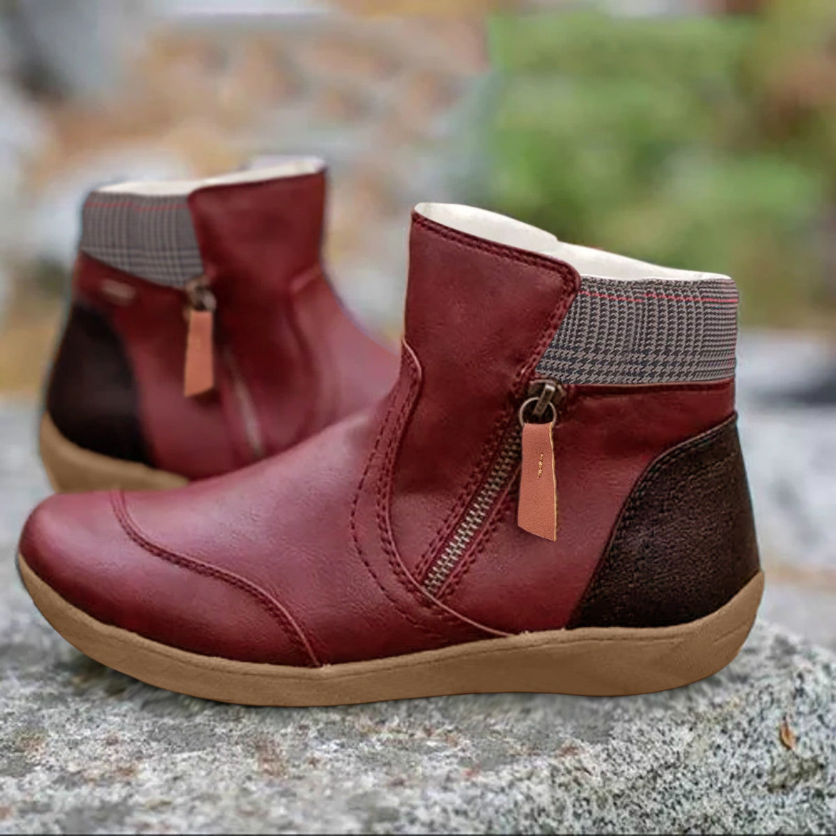 Rote Stiefeletten mit Reißverschluss, kariertem Schaftabschluss und dunkelbrauner Fersenkappe, Detail.