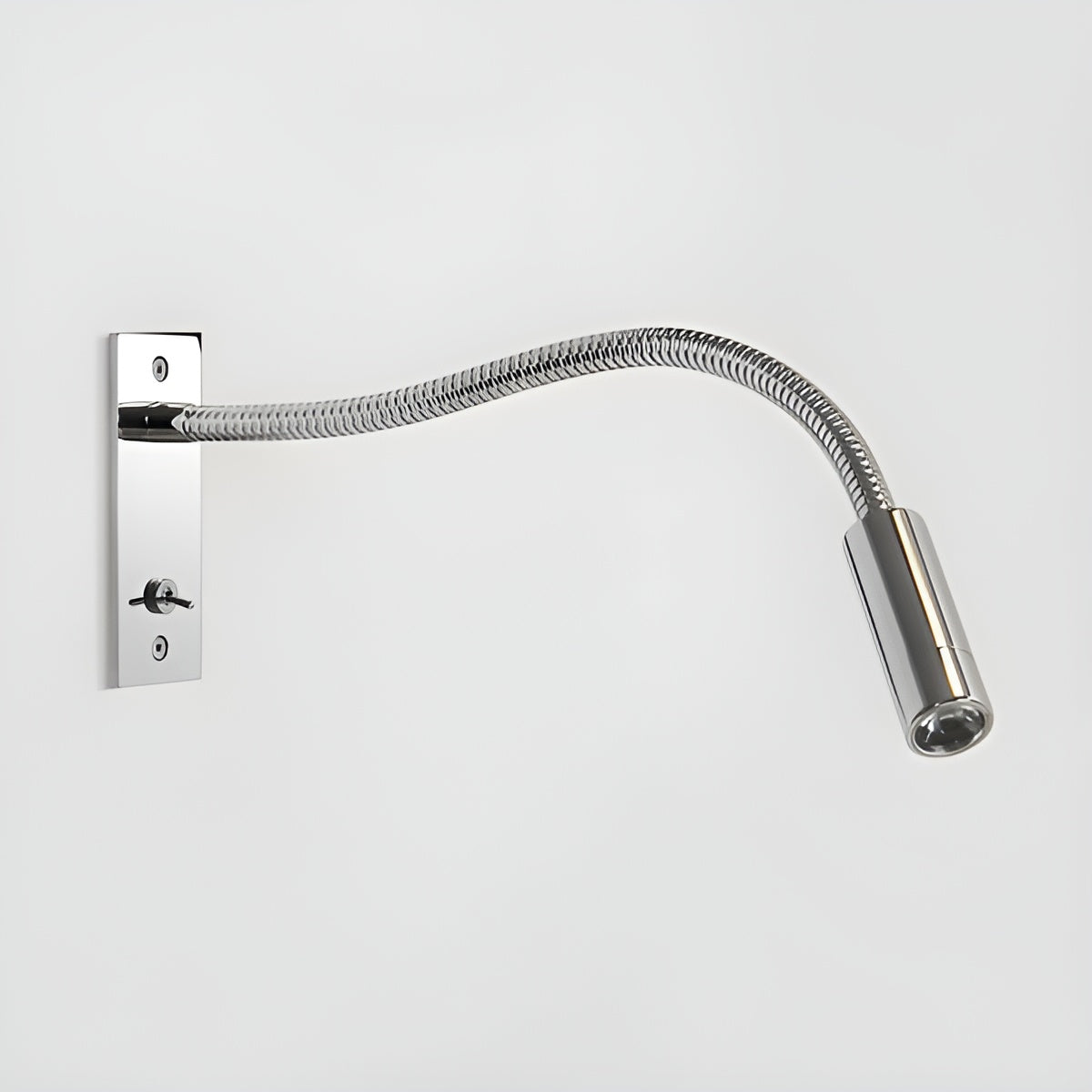Wandlampe in glänzendem Chrom mit geschwungenem Flexarm und zylindrischem Strahler