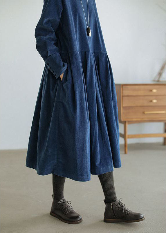 Damen Herbstkleid aus Denim in Blau mit Taschen und Knöpfen, lässiger Stil.