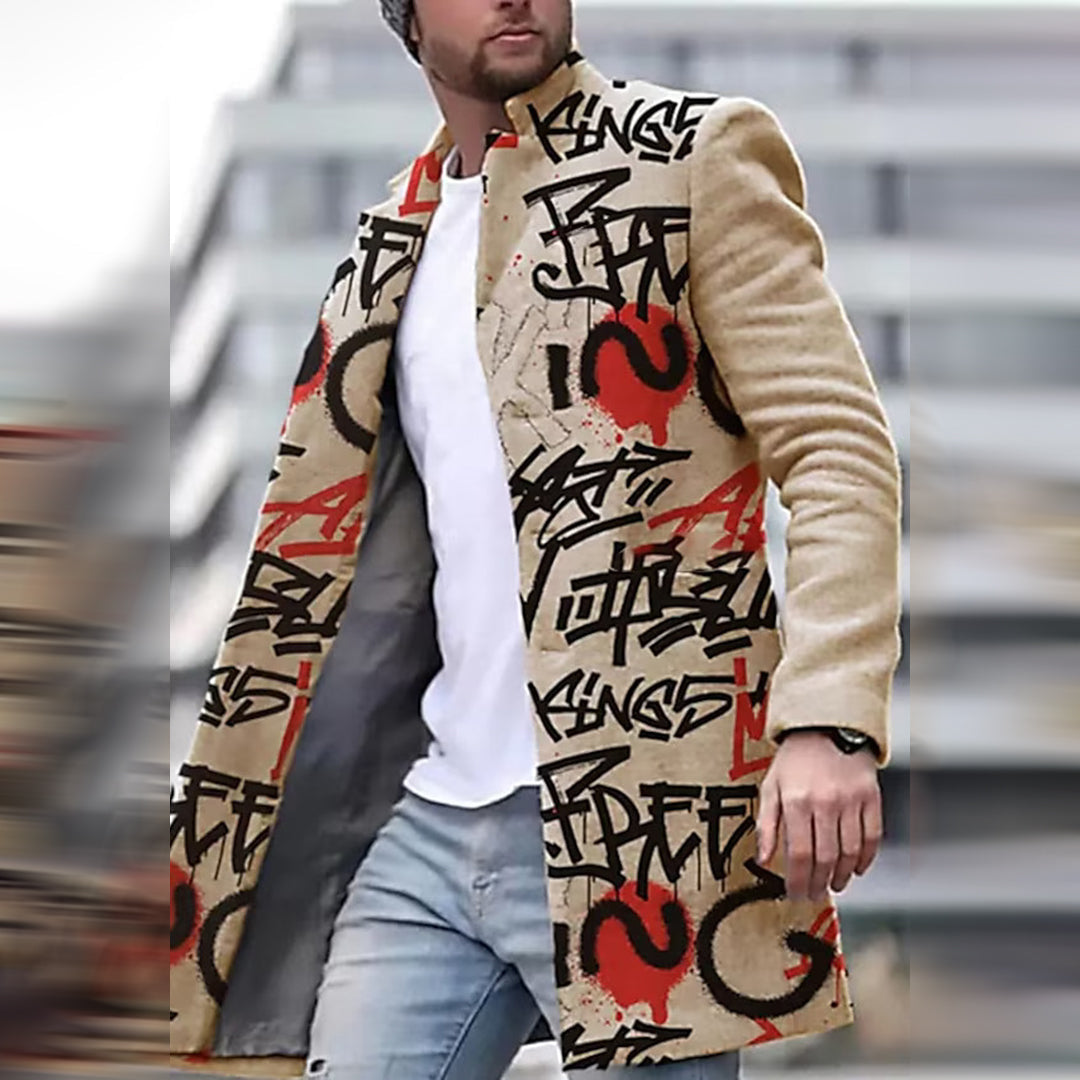 Mann in beigem Graffiti-Mantel, rotes Herzmotiv, urbaner Stil, modisch, modern.