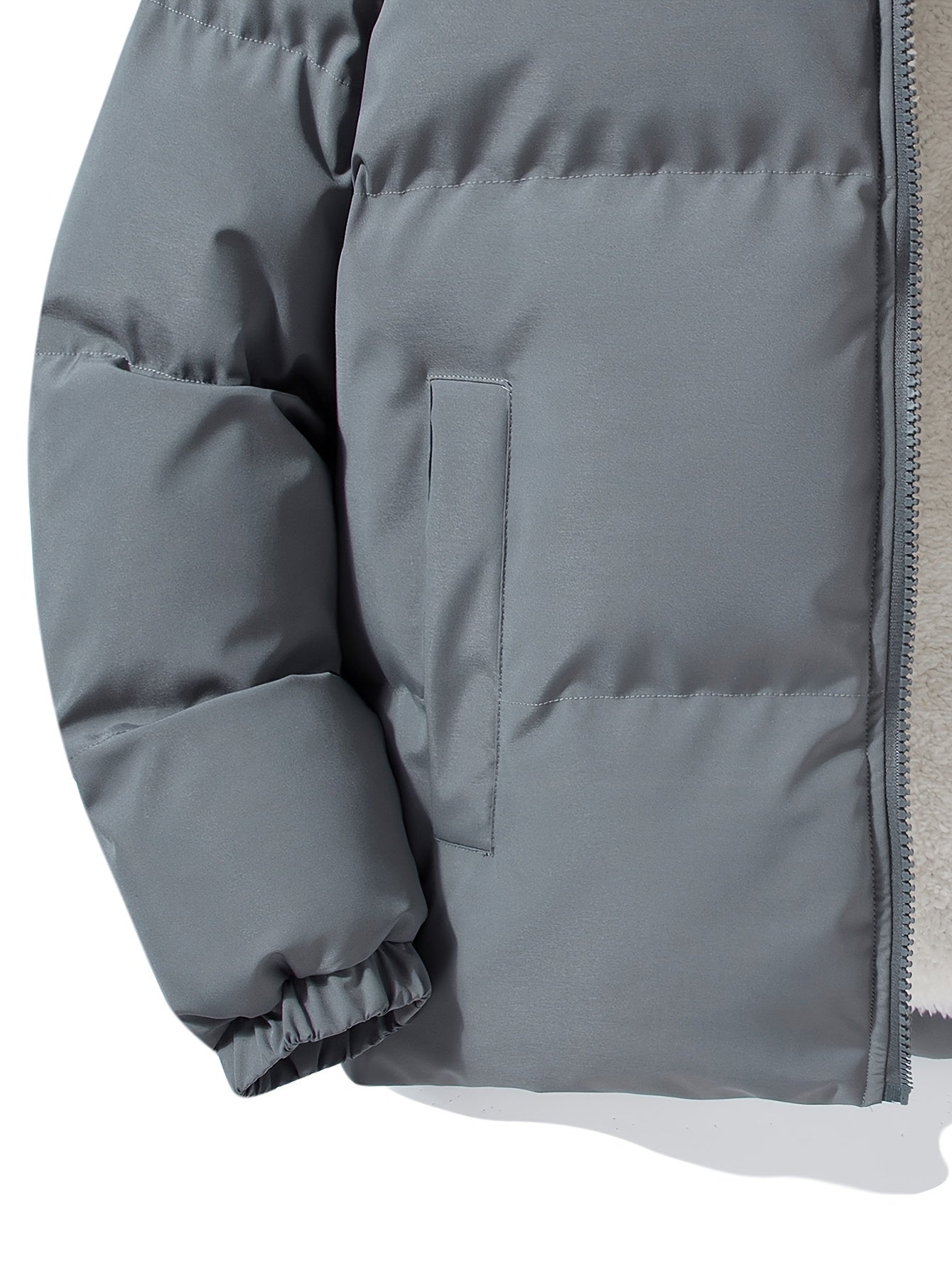 Graue Daunenjacke, warm, mit Reißverschluss, Wintermode, Herrenbekleidung, isoliert.
