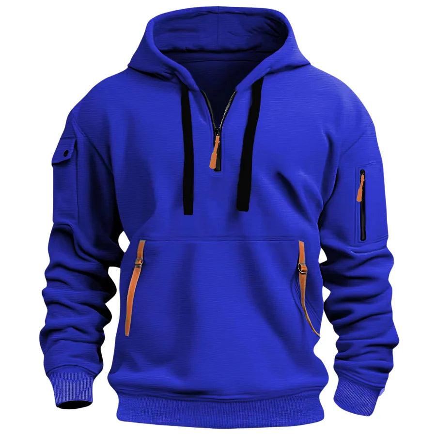 Königsblauer Hoodie von vorn mit schwarzen Kordeln und orangefarbenen Riemen an der Bauchtasche 7