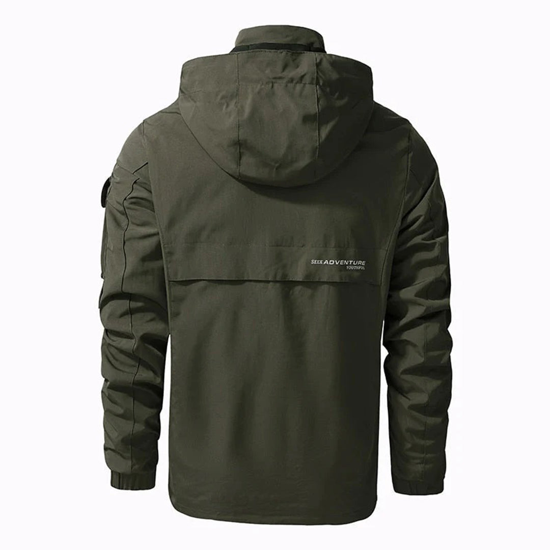 Grüne Herren-Bomberjacke mit Kapuze, wasserabweisend, Outdoor-Mode, Rückansicht.