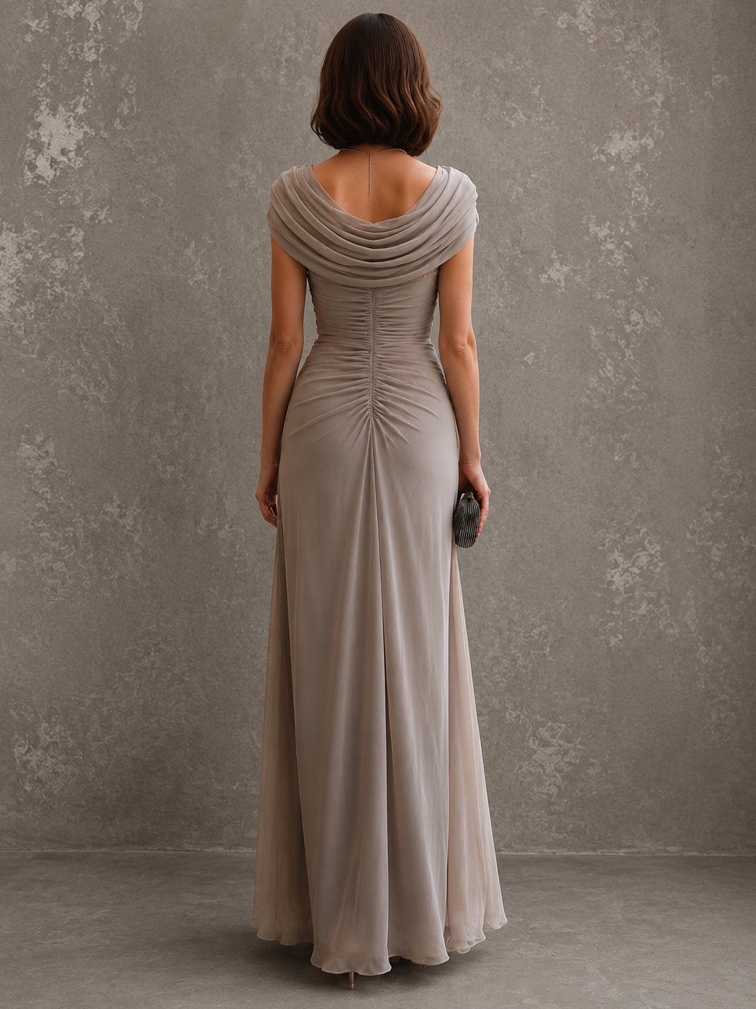 Beiges Maxikleid mit drapiertem Rückenausschnitt und bodenlangem Rock, weitere Ansicht
