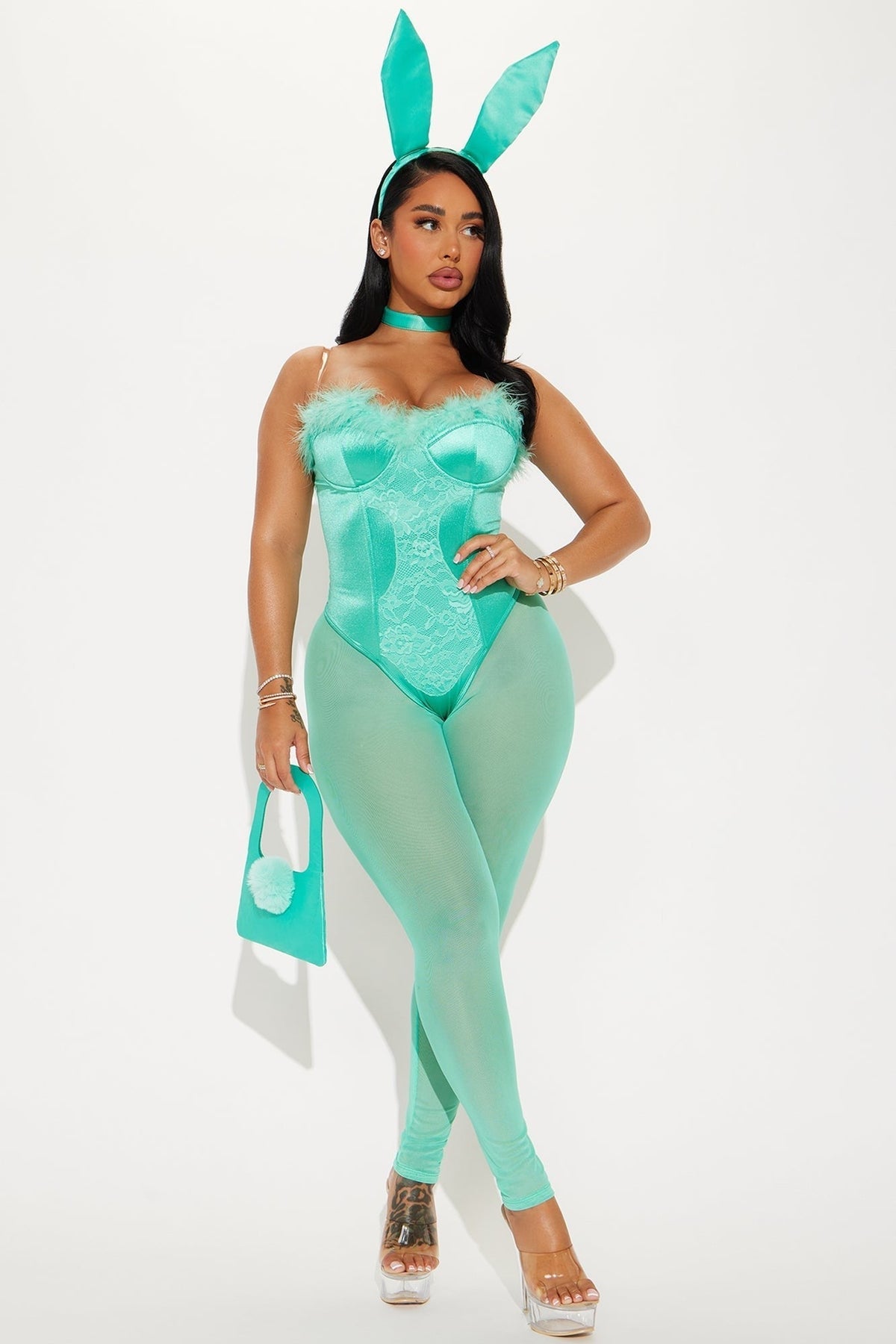 Türkisgrüne Variante von vorn: Satin-Body mit Spitze, transparente Leggings, Hasenohren, Choker und Handtasche mit Bommel 5