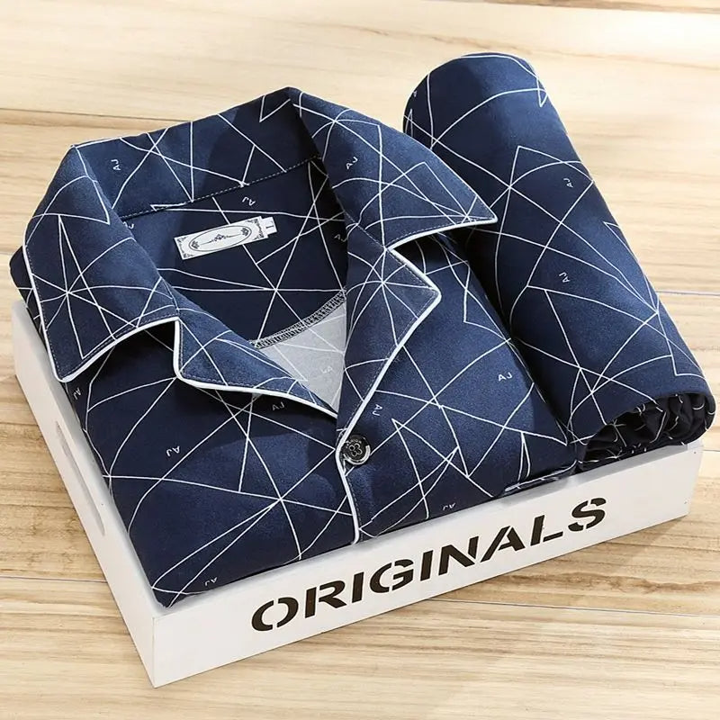 Gefalteter Pyjama in Dunkelblau mit weißem geometrischem Linienmuster aus Dreiecken, Hose aufgerollt daneben 8