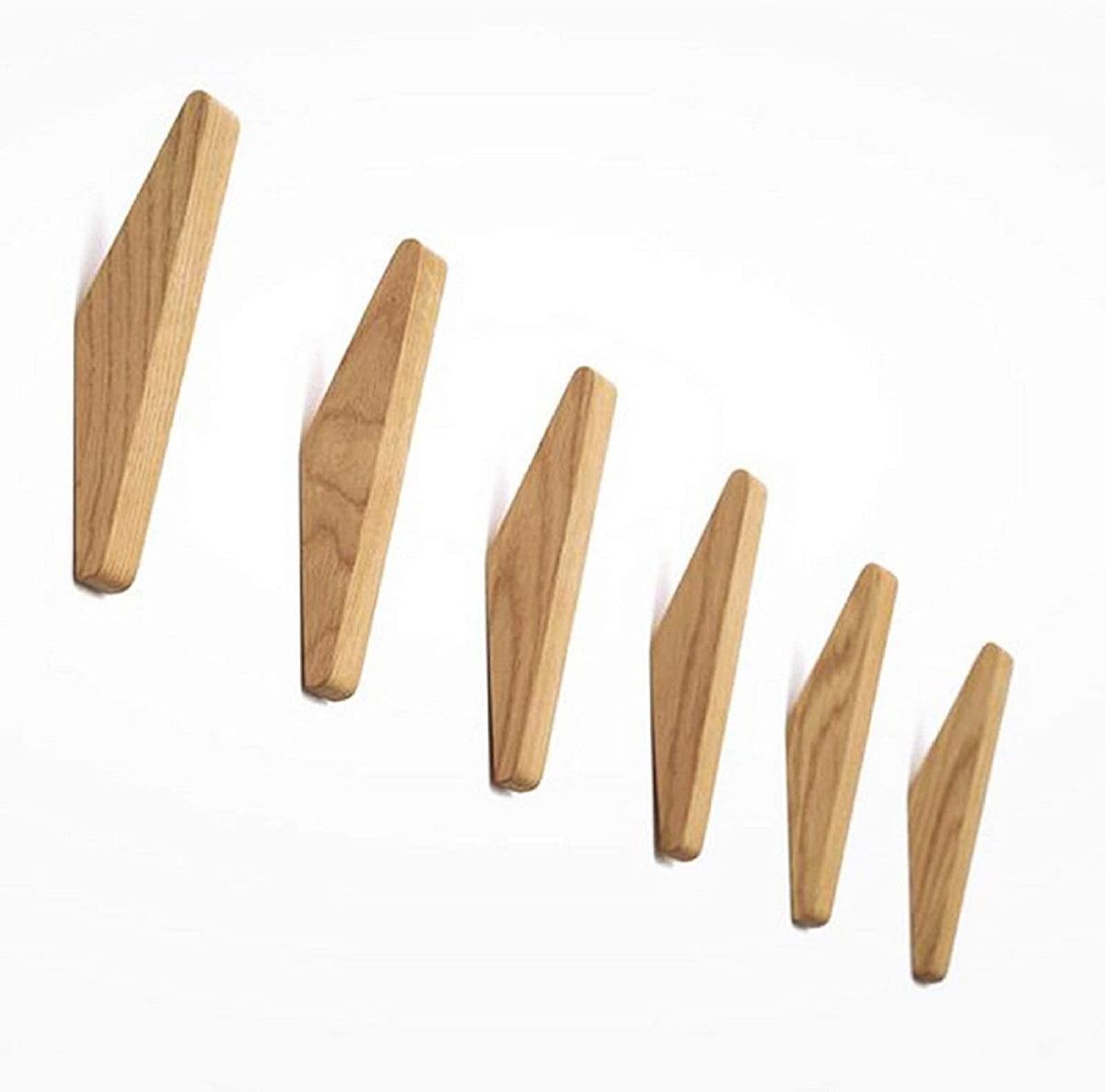 Sechs braune Holzhaken in absteigender Größe vor weißem Hintergrund mit sichtbarer Holzmaserung.