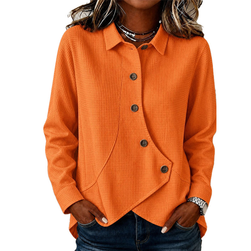 Damenpullover in Orange mit Hemdkragen, braunen Knöpfen und asymmetrischem Saum, another view