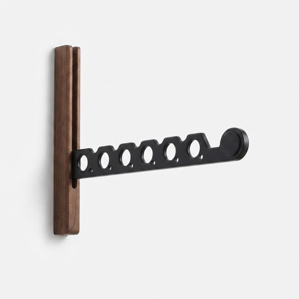Ausgeklappter Wandhaken mit dunklem Holzträger und schwarzem Metallarm mit sechs Löchern und rundem Endstück, freigestellt vor weißem Hintergrund. 11