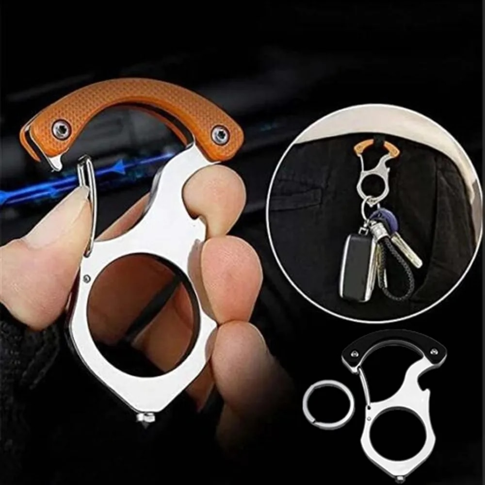 Orangefarbener Edelstahl-Karabiner in der Hand, daneben ein Einsatzbild mit angehängtem Autoschlüssel am Hosenbund und die schwarze Variante mit Schlüsselring. 2
