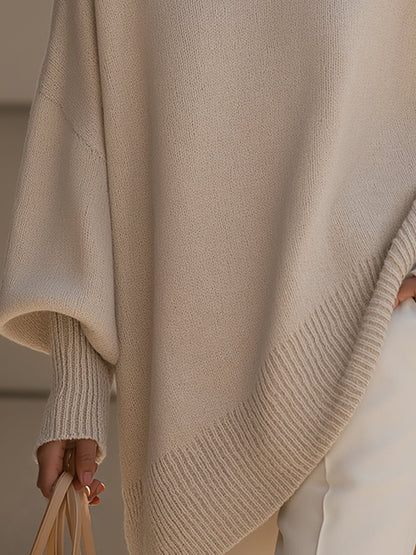 Detailansicht des gerippten Saums und der gerippten Ärmelbündchen am beigen Strickponcho 4