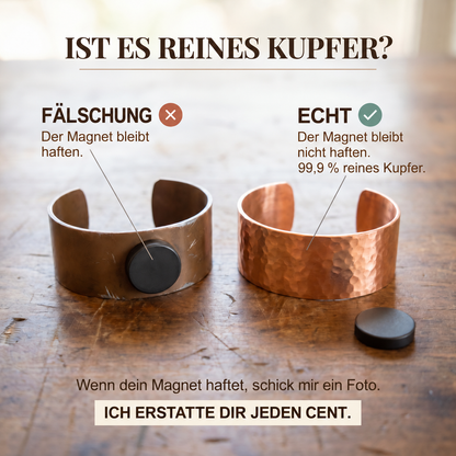 Zwei Armreife im Vergleich, an einem haftet ein runder Magnet, am gehämmerten Kupferreif nicht 4