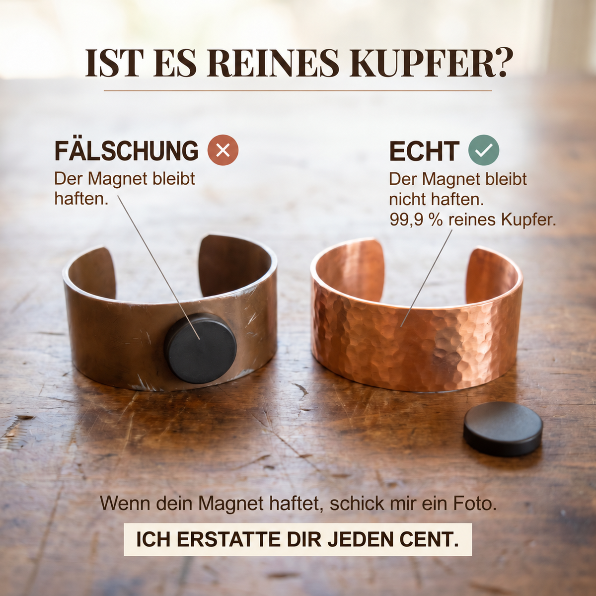 Vergleichsbild zweier Armreifen auf Holz: links glatt mit haftendem Magnet, rechts gehämmert mit lose danebenliegendem 4
